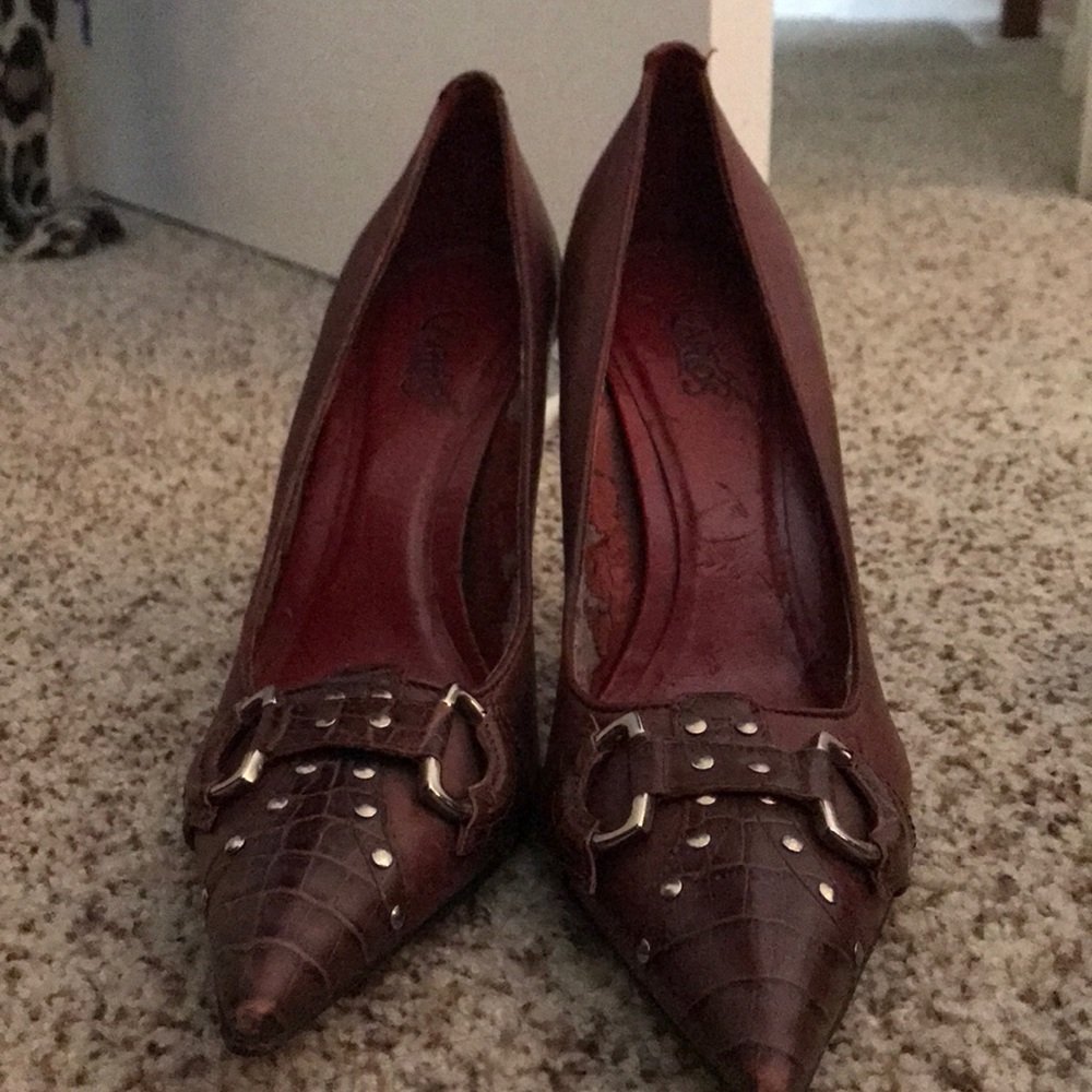 Carlos Santana red pumps